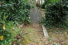 Archivo:Highgate Cemetery - East - William Kingdon Clifford 01