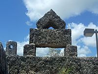 Archivo:Homestead FL Coral Castle king stone02