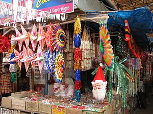 Archivo:India - Kerala - 071 - Cochin - Xmas decorations for sale (2077712791)