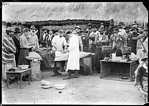 Archivo:Intervencion quirurgica al aire libre en la revolución de 1904