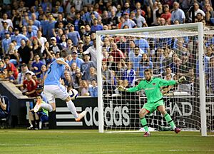 Archivo:Jeb Brovsky Tyler Deric NYCFC vs. Houston Dynamo- 5-30-2015 (18291294991)