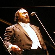 Archivo:Luciano Pavarotti 15.06.02 cropped2 (squared)