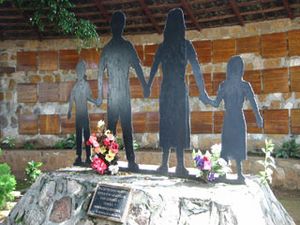 Archivo:Memorial de las víctimas del Mozote