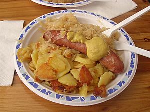 Archivo:Mettwurst with sauerkraut and potatoes