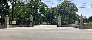 Archivo:Mount Olivet Cemetery, Chicago main entrance