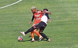 Archivo:Paolo Guerrero jugando por la UCV vs Sport Boys