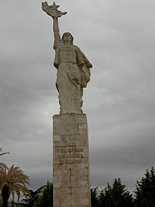 Archivo:Partisan monument in tirana