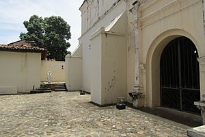 Archivo:Patio de la catedral de Comayagua