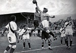 Archivo:Peru v Austria 1936 Juan Valdivieso
