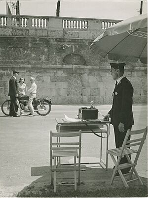 Archivo:Photo The urban police of Milan while using a noise measurement device for sound level control on city streets 1955 - Touring Club Italiano 07 0626