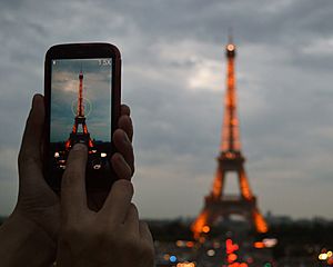 Archivo:Photographing the Eiffel Tower at dusk