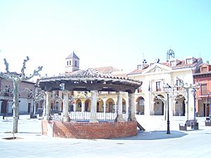 Archivo:Plaza Mayor Simancas (Valladolid).