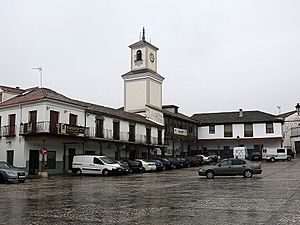 Archivo:Plaza mayor y torre del reloj de Valdemoro