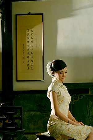 Archivo:Qipao woman
