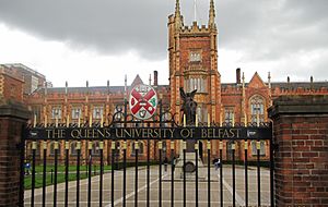 Archivo:Queen's University Belfast by Paride