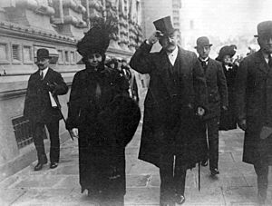 Archivo:Roque Saenz Peña visitando el Concejo Nacional de Educación, 1911