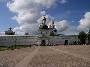 Archivo:Russia-Sergiev Posad-Troitse-Sergiyeva Lavra-Close Outside-2