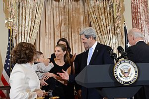 Archivo:Secretary Kerry is Congratulated by his Family
