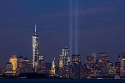 Archivo:September 11th Tribute in Light from Bayonne, New Jersey