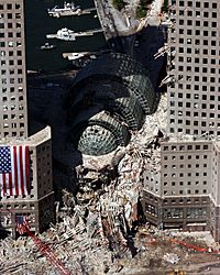Archivo:September 17 2001 Ground Zero 04