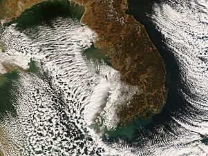 Archivo:Snow Clouds in Korea