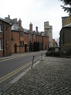 Archivo:The Royal Mews at the bottom of St Alban's Street - geograph.org.uk - 1168738