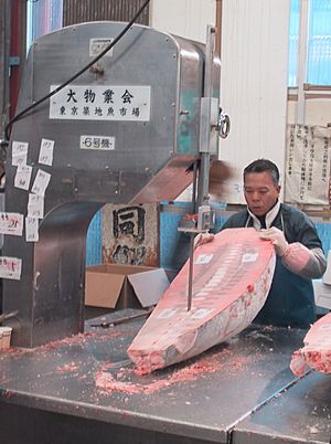 Archivo:Tsukiji.CuttingFrozenTuna