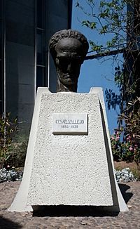 Archivo:UNMSM Monumento Cesar Vallejo