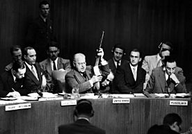 Archivo:Warren Austin holds up Soviet SMG at UN HD-SN-99-03037