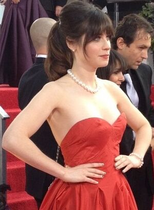 Archivo:Zooey Deschanel at the 2013 Golden Globe Awards (cropped)