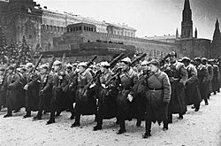 Archivo:Парад а Красной площади 7 ноября 1941 года. Пулеметчики