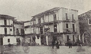 Archivo:1929-10-01, Vida Gráfica Española, Por la pintoresca e interesantisima provincia de Avila (cropped) Candeleda. Plaza del Ayuntamiento