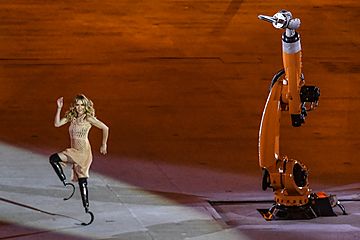 Archivo:2016 Summer Paralympics opening ceremony, Amy Purdy with robot 2