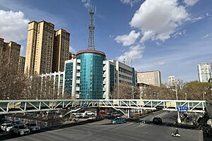 Archivo:20240322 Crossing of South Minzhu Road and West Tuanjie Road in Aksu City