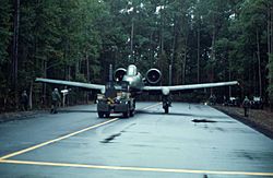 Archivo:354th TFW A-10 with tug on Myrtle Beach AAF hardstand