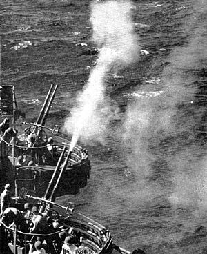 Archivo:40mm guns firing on USS Attu (CVE-102) 1944