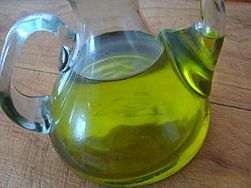 Aceitera con aceite de oliva virgen.jpg