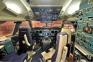 Archivo:Aeroflot Ilyushin Il-96-300 cockpit Petrov
