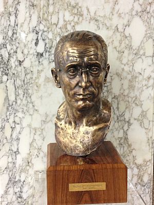 Archivo:Arizmendiarrieta statue