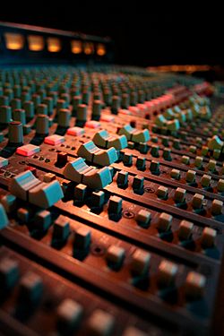 Archivo:Audio mixer faders