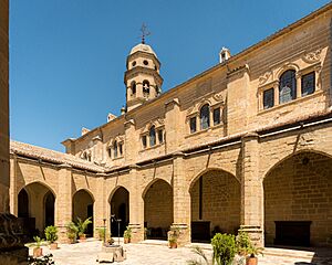 Archivo:Baeza Cathedral 2023 - Cloister 2