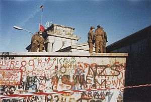 Archivo:Berlin-wall