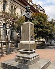 Archivo:Busto de Camilo Torres