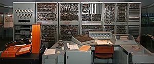 Archivo:CSIRAC-Pano,-Melb.-Museum,-12.8.2008