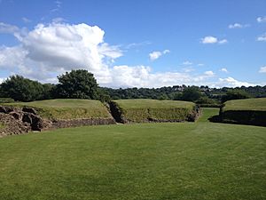Archivo:Caerleon Roman Amphitheatre