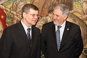 Archivo:Con el Fiscal General de Rusia, en España en 2009. - copia