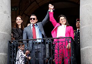 Archivo:DESDE LA PLAZA GRANDE, EL PRESIDENTE NOBOA A LA CIUDADANÍA- “AQUÍ ESTAMOS PARA SERVIR, AQUÍ ESTAMOS PARA ENTREGARNOS AL PAÍS”.QUITO, 15 DE ABRIL DE 2025