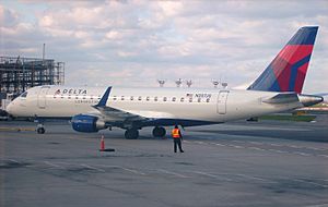 Archivo:ERJ-175 at LaGuardia