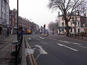 Archivo:East Finchley - geograph.org.uk - 1183