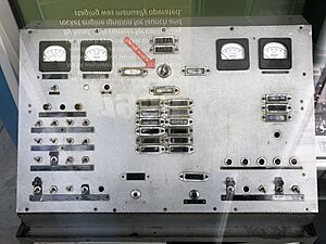 Archivo:Explorer 1 launch control console Huntsville Space museum